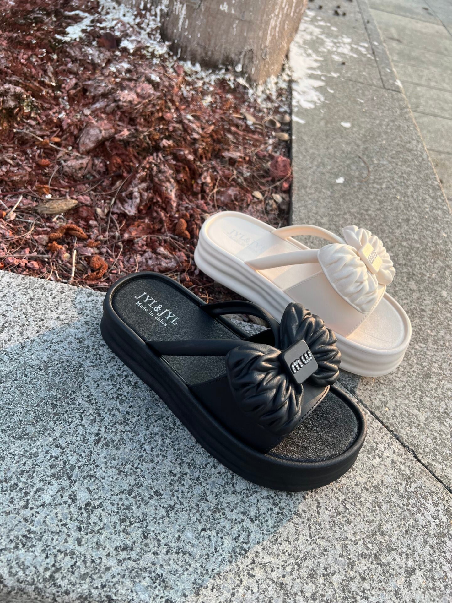 2026 New Fashionable Women's Outdoor Bow-Tie Slippers, Summer Style, Korean Casual Flat Lightweight Thick-Soled Sandals  5 Sold